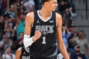 爱游戏官方网站-包含清晨欧联焦点战；多伦多猛龙刷新队史纪录；赛场秩序良好；数据趋势出现新变化的词条