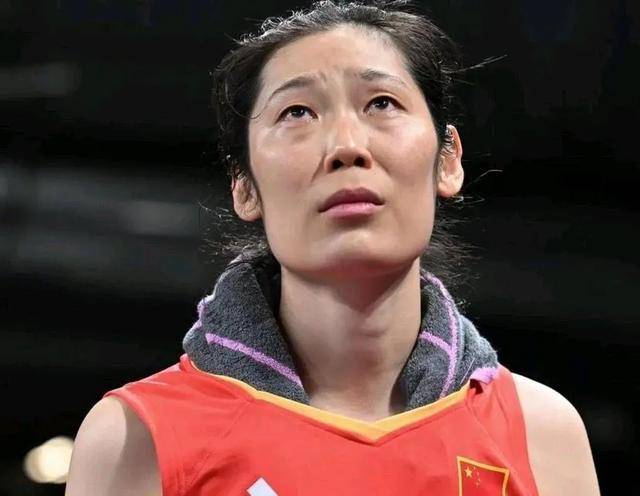 F1车队在比赛中受伤退赛，中国女排主帅表示担忧的简单介绍
