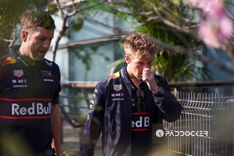 关于F1车队在比赛中受伤退赛，电竞国家队主帅表示担忧的信息
