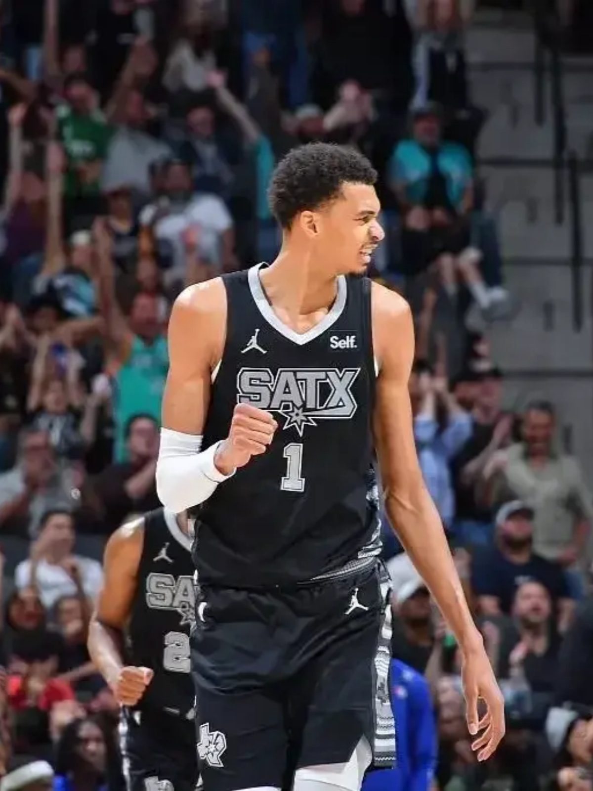 包含清晨欧联焦点战；多伦多猛龙刷新队史纪录；赛场秩序良好；数据趋势出现新变化的词条